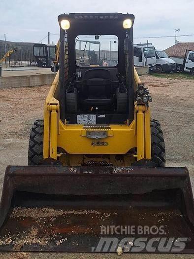 Komatsu SK815 小型装载机