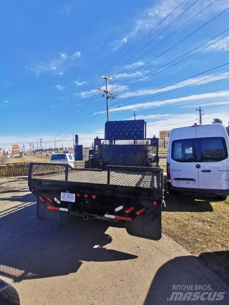 Ford F 550 XLT 平板栏板货车