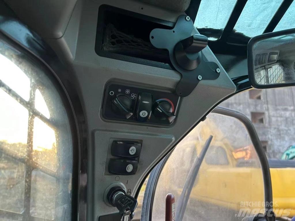 CAT 246 D 滑移装载机