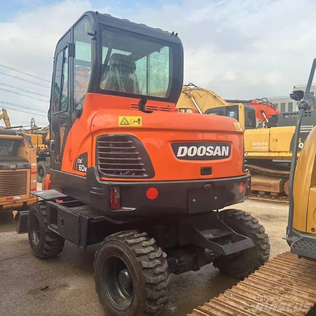 Doosan DX60W 轮式挖掘机