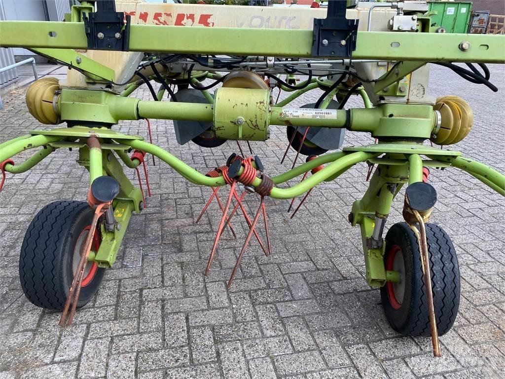 CLAAS volto 1050T 犁耙和摊草机