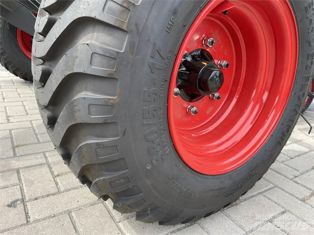 Fendt Lotus 1250 犁耙和摊草机