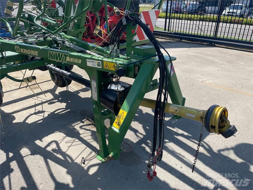 Krone KWT 11.22 犁耙和摊草机