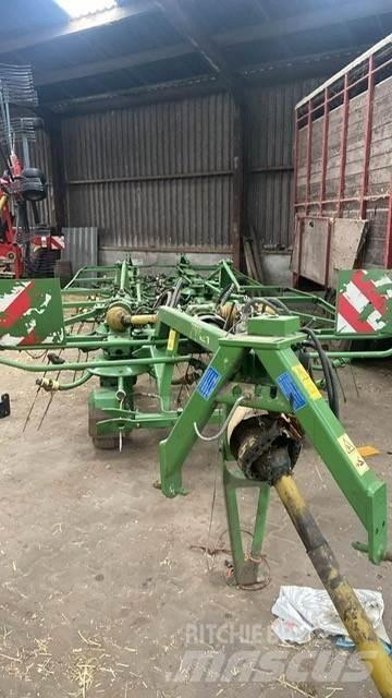 Krone KWT 15.02/14 犁耙和摊草机