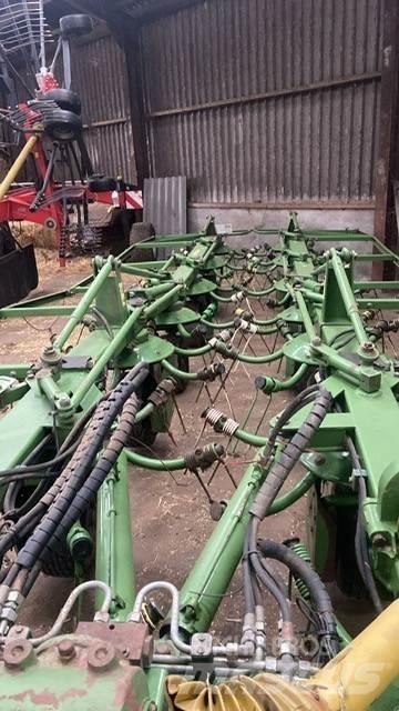 Krone KWT 15.02/14 犁耙和摊草机