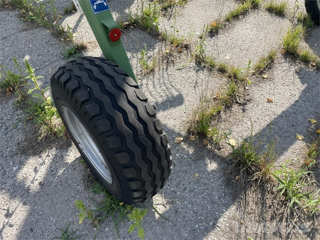 Krone Swadro 900 犁耙和摊草机