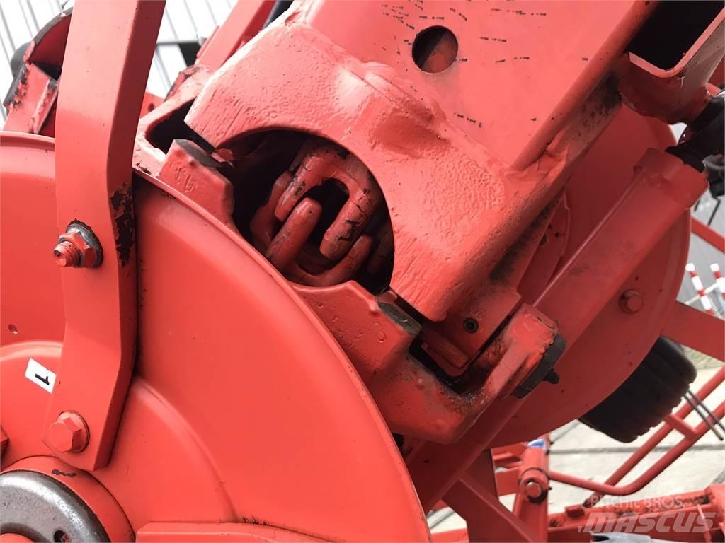 Kuhn GF 10802 T 犁耙和摊草机