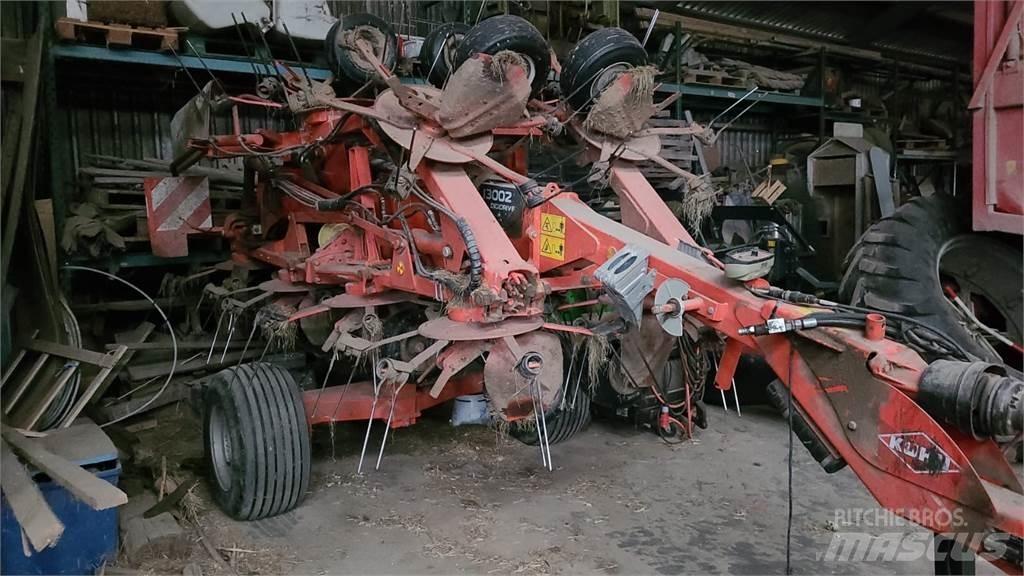 Kuhn GF 13002 犁耙和摊草机