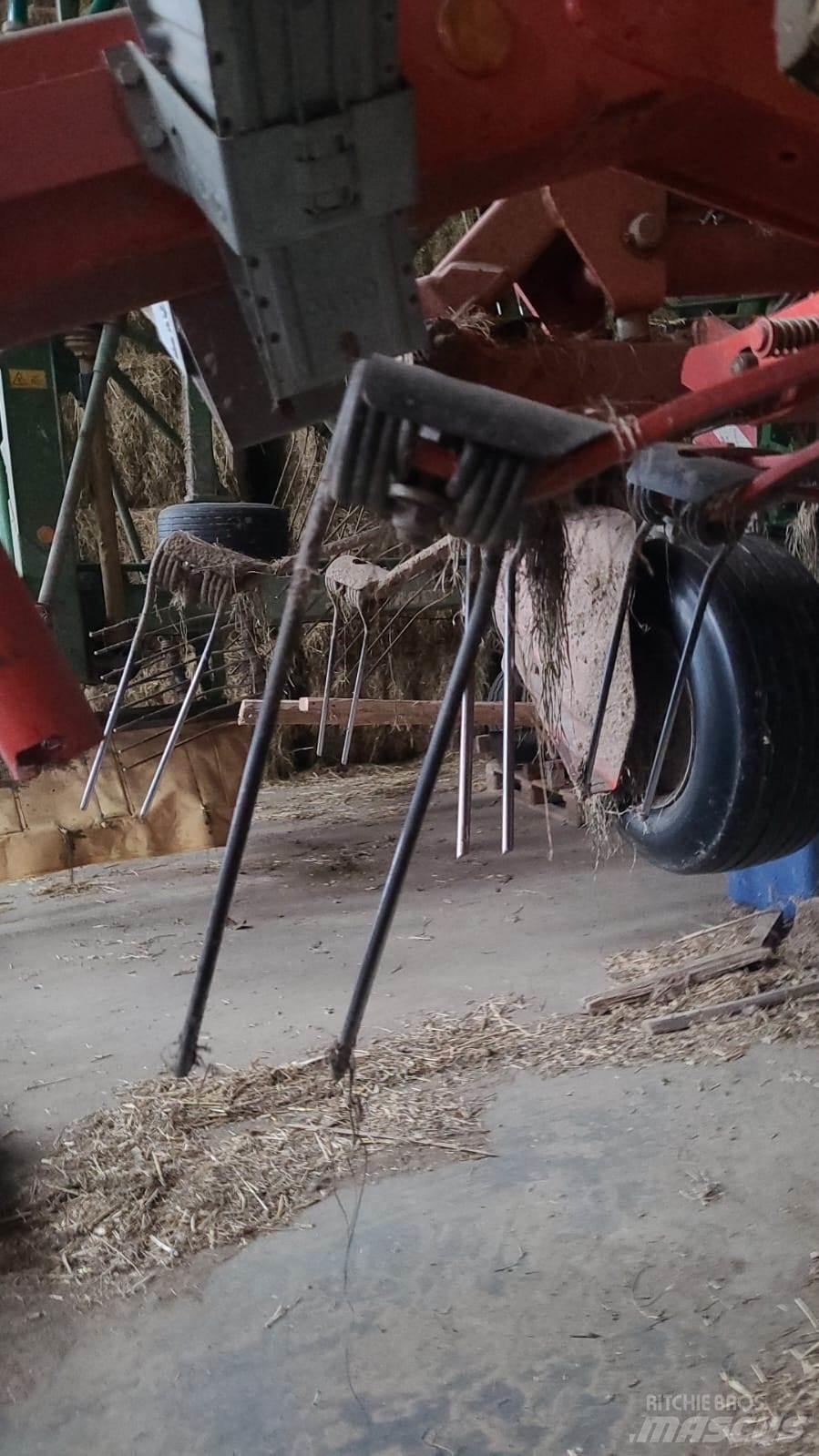 Kuhn GF 13002 犁耙和摊草机