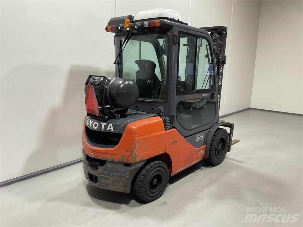 Toyota 02-8FGF30 天然气叉车