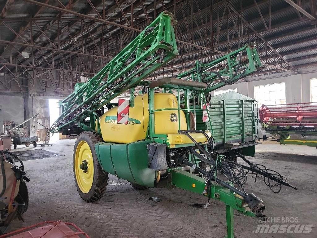 John Deere 732 牵引式喷雾机