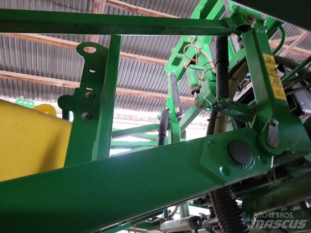 John Deere 732 牵引式喷雾机