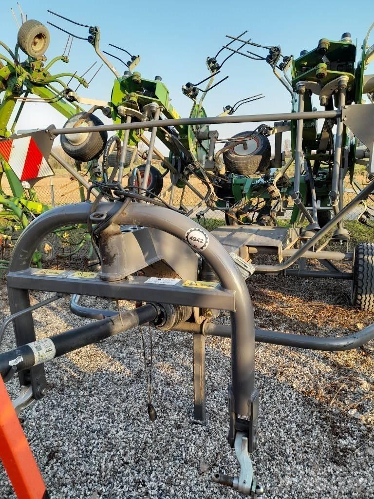 Fendt Twister 901T 犁耙和摊草机