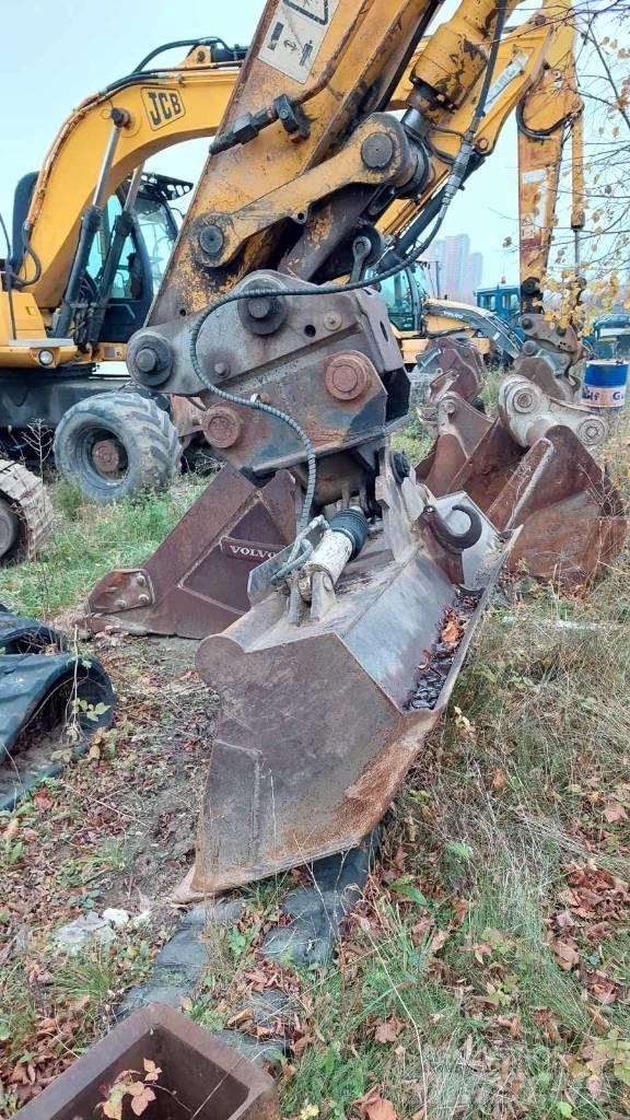 JCB JS 220 LC 履带挖掘机
