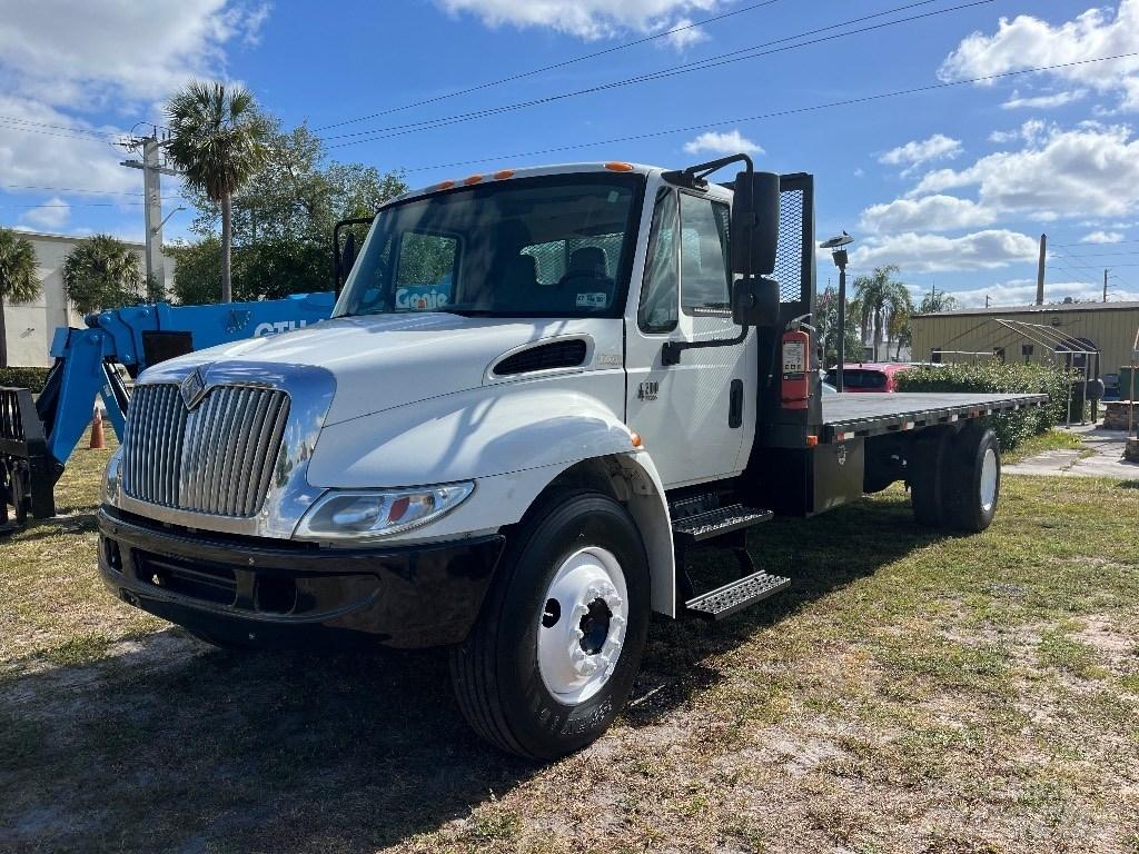 International 4200 平板栏板货车