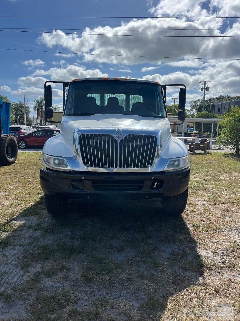 International 4200 平板栏板货车