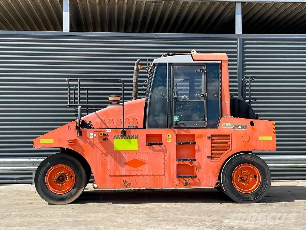 Ammann AP 240 胶轮压路机