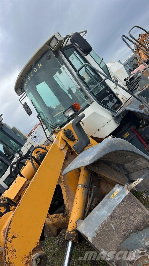 Liebherr L 514 吊杆和铲斗