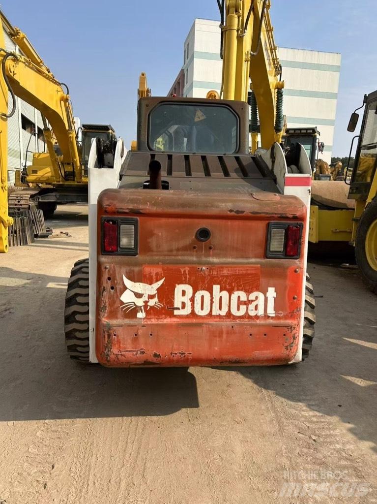 Bobcat S 220 滑移装载机