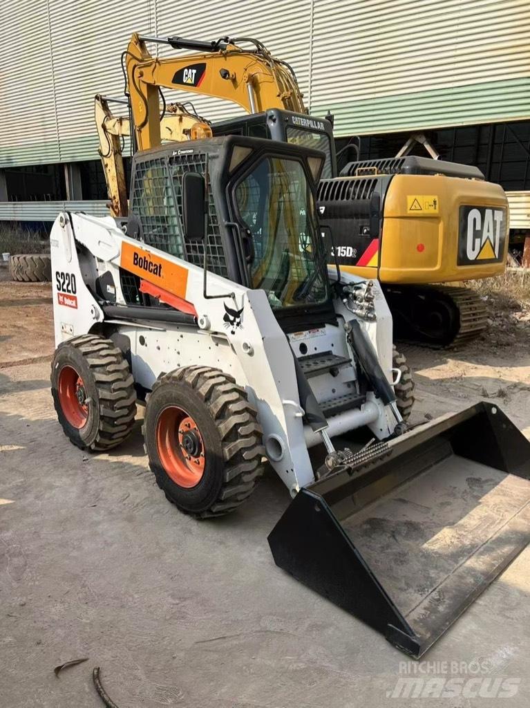 Bobcat S 220 滑移装载机