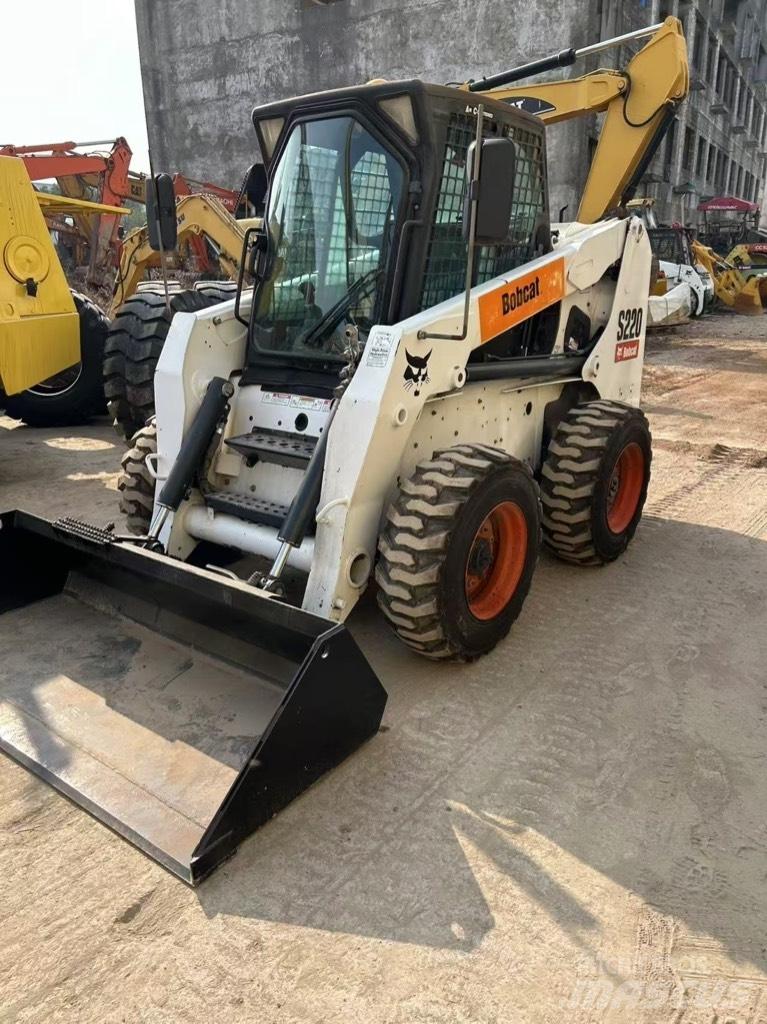 Bobcat S 220 滑移装载机