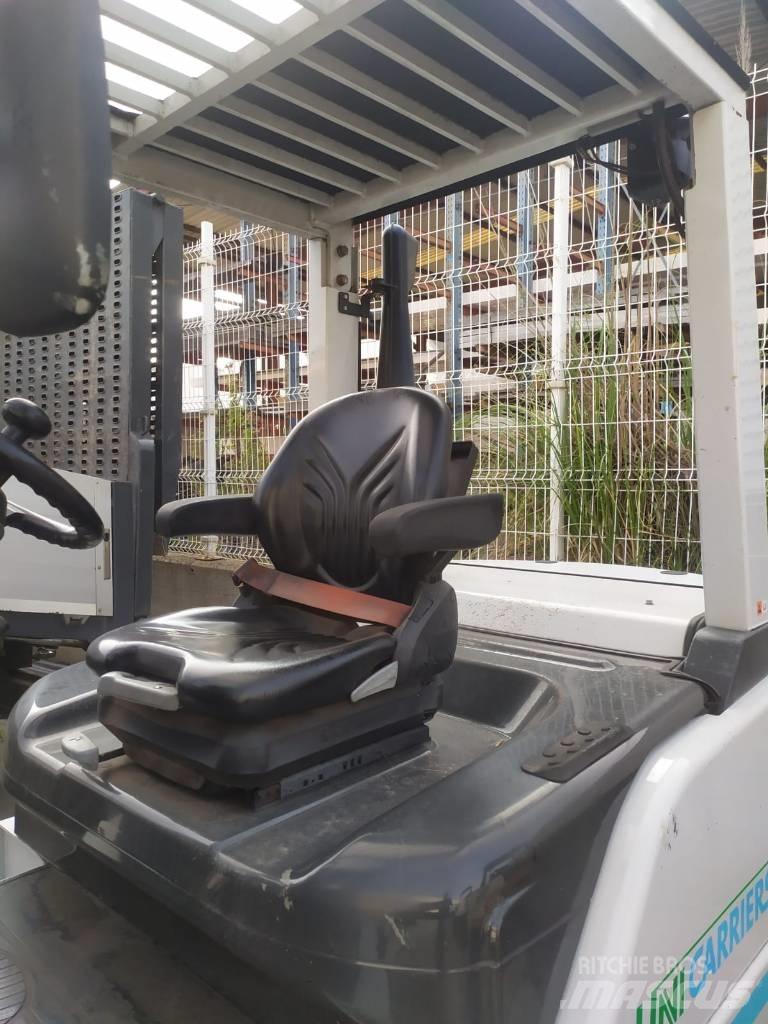 UniCarriers D1F4A40Q 侧卸式铲车