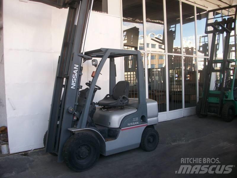Nissan PL02A25 天然气叉车