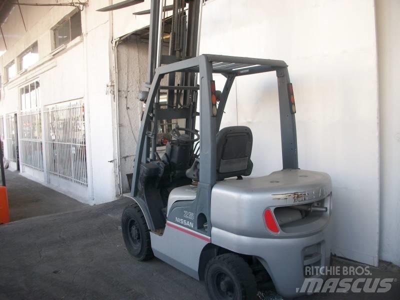 Nissan PL02A25 天然气叉车