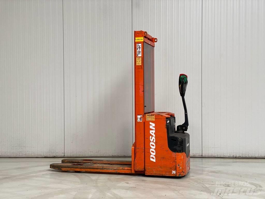 Doosan LEDS12.5C 手推堆垛车