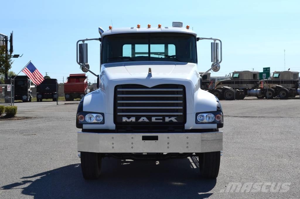 Mack Granite GU 713 牵引车
