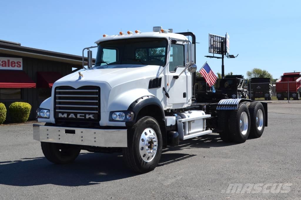 Mack Granite GU 713 牵引车