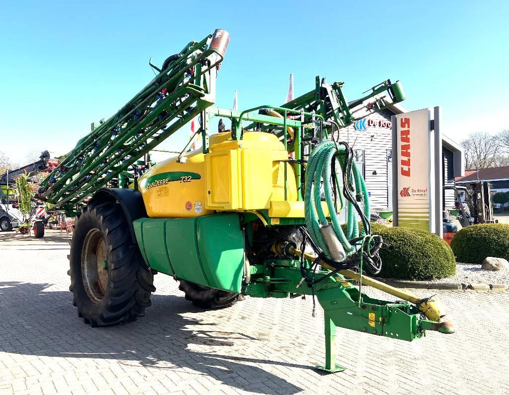 John Deere 732 牵引式喷雾机