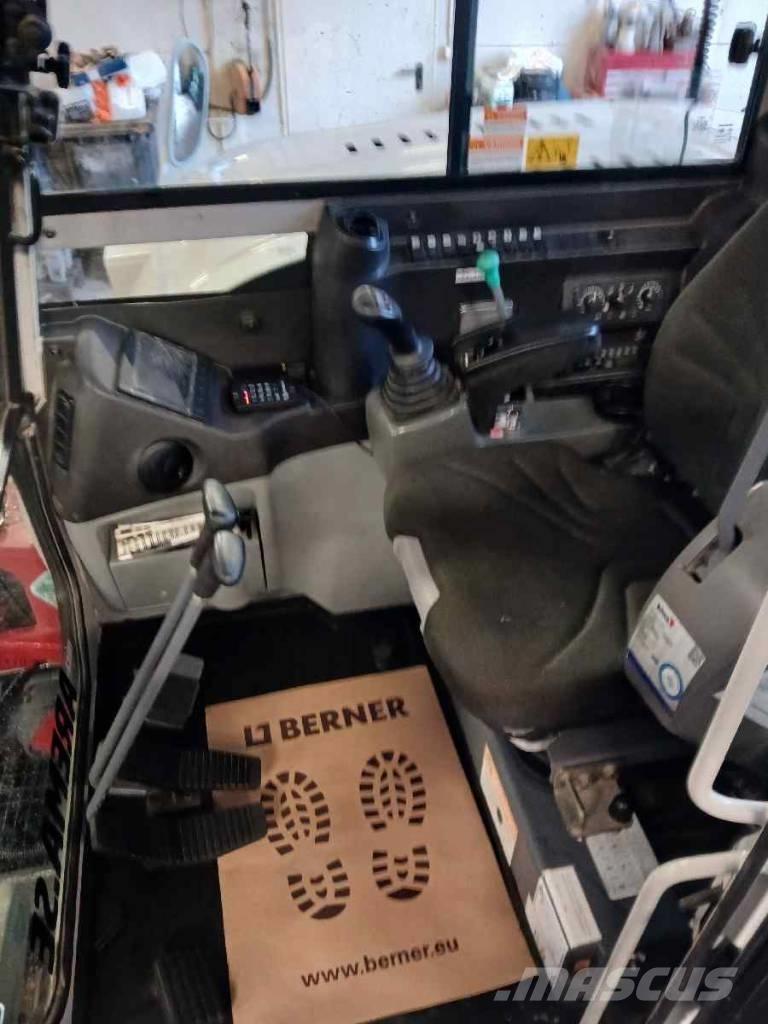 Takeuchi TB 290 中型挖掘机