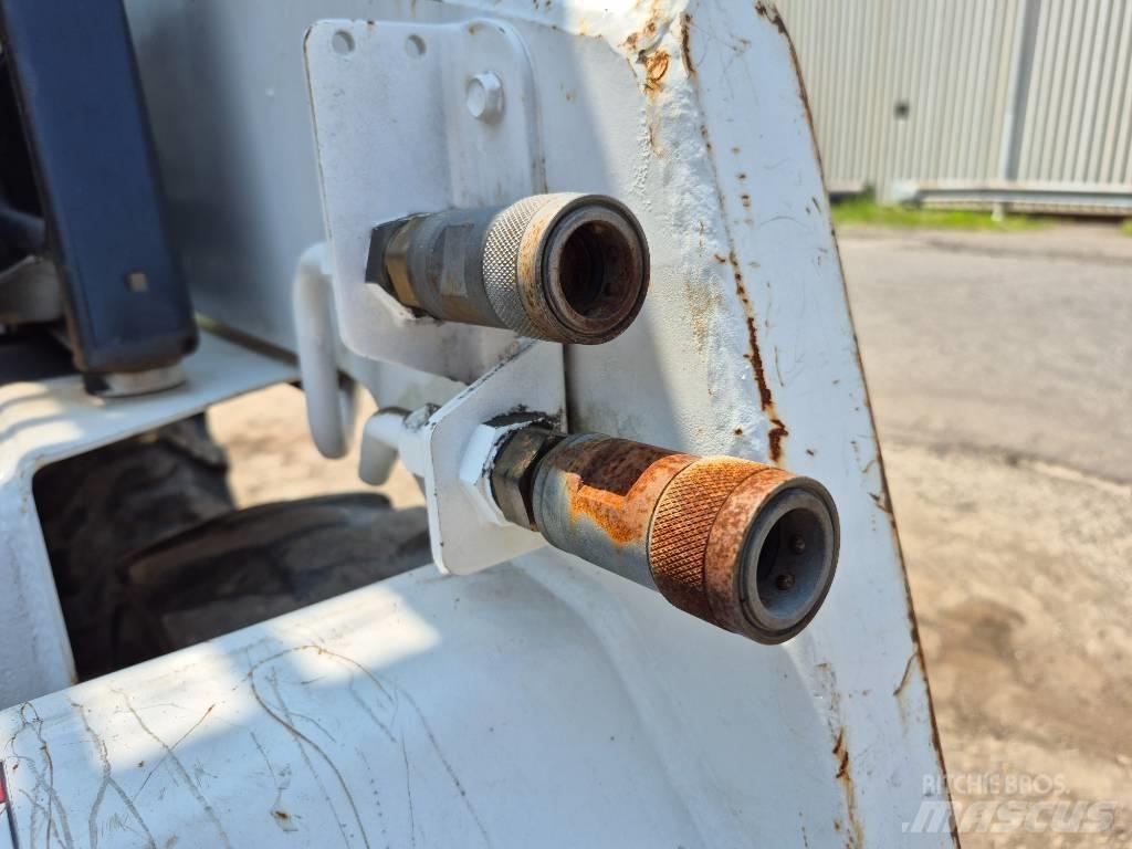 Bobcat 553 滑移装载机