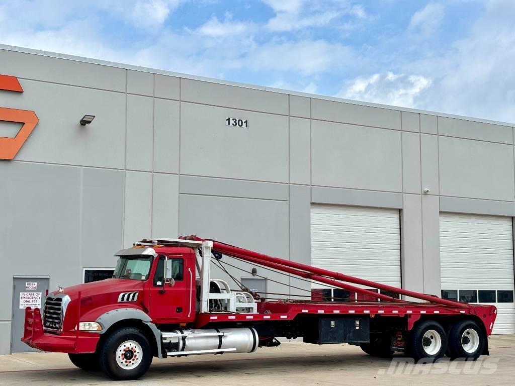 Mack GU813 救援车