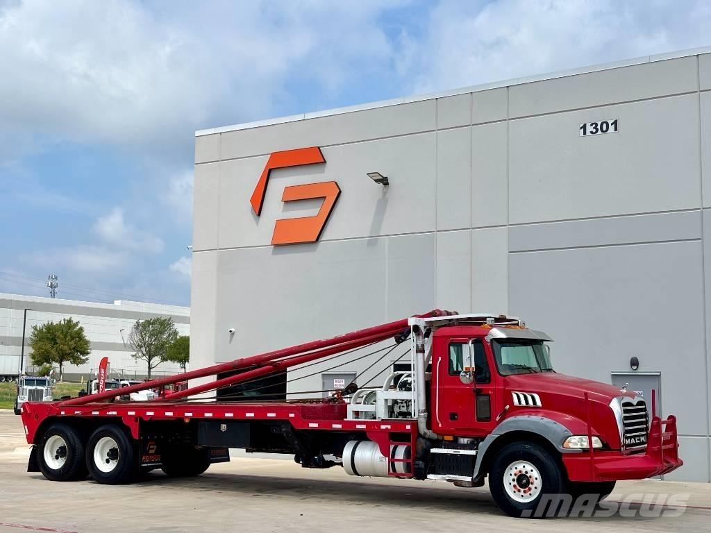 Mack GU813 救援车