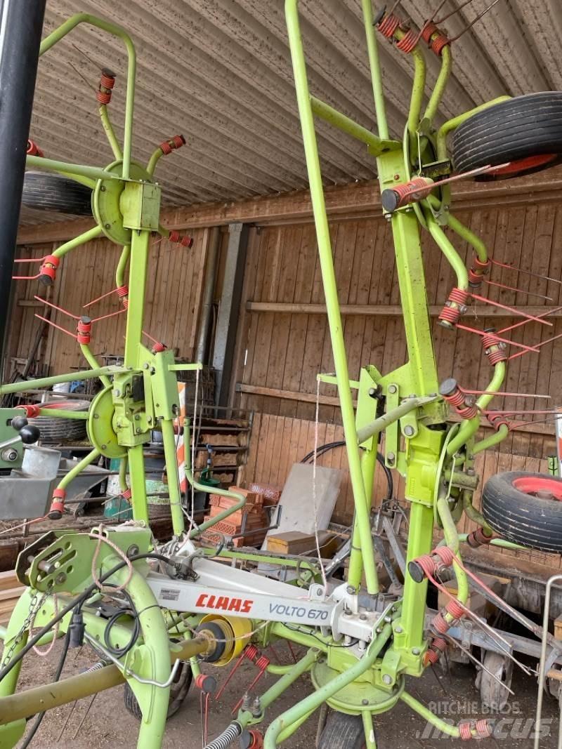 CLAAS Volto 670 犁耙和摊草机