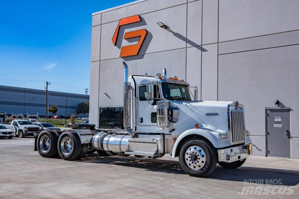 Kenworth W900 牵引车