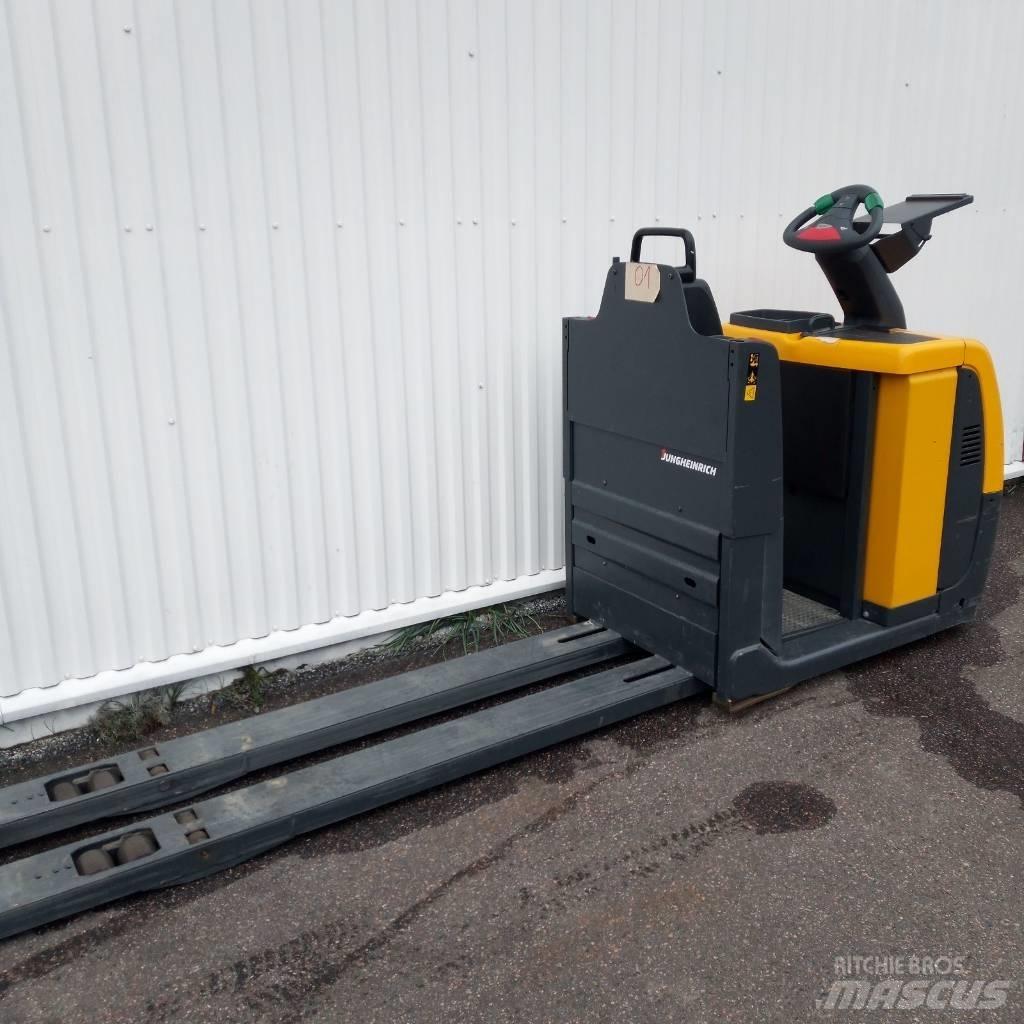 Jungheinrich ECE 225 低架装载机