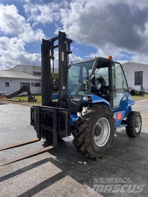 Manitou MC30-4W 越野叉车|叉装车