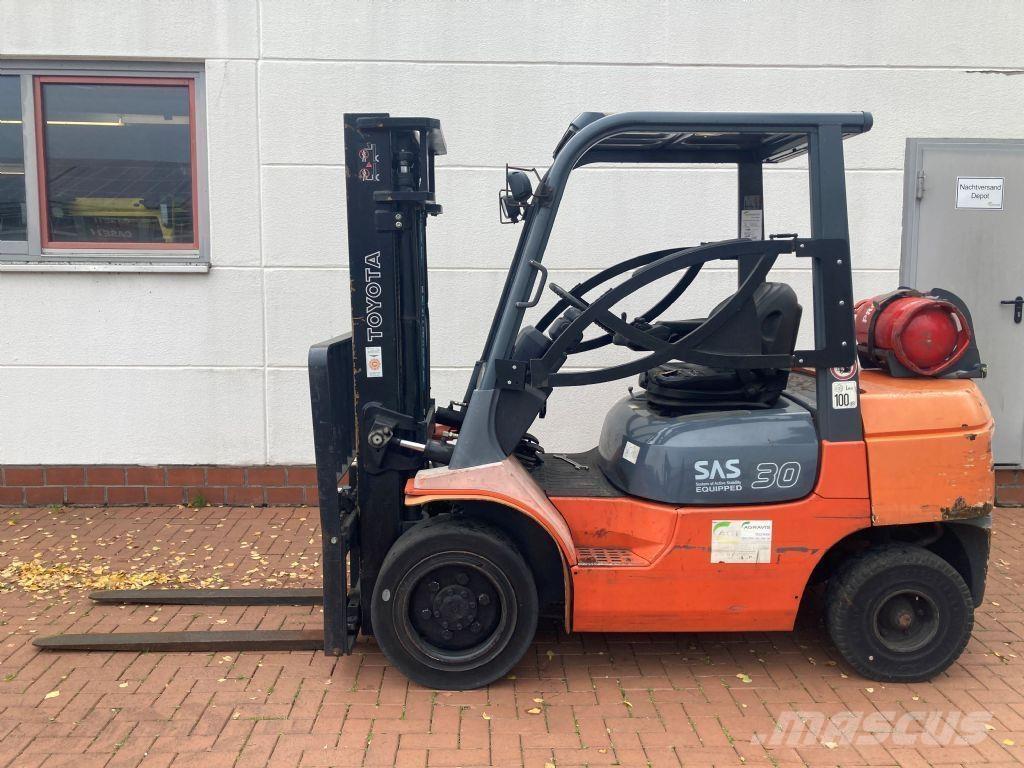Toyota 02-7FGF30 天然气叉车