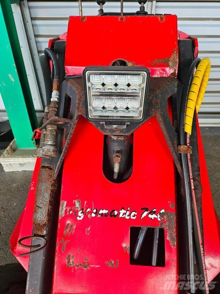 Agromatic  多功能装载机