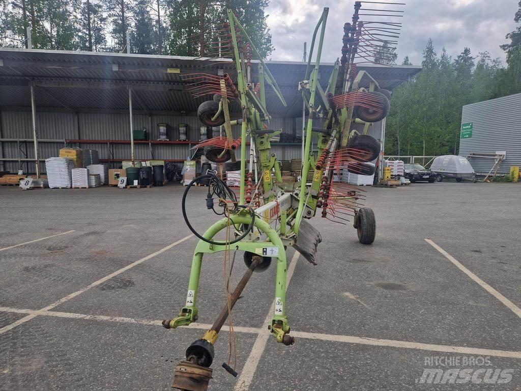 CLAAS 680 犁耙和摊草机