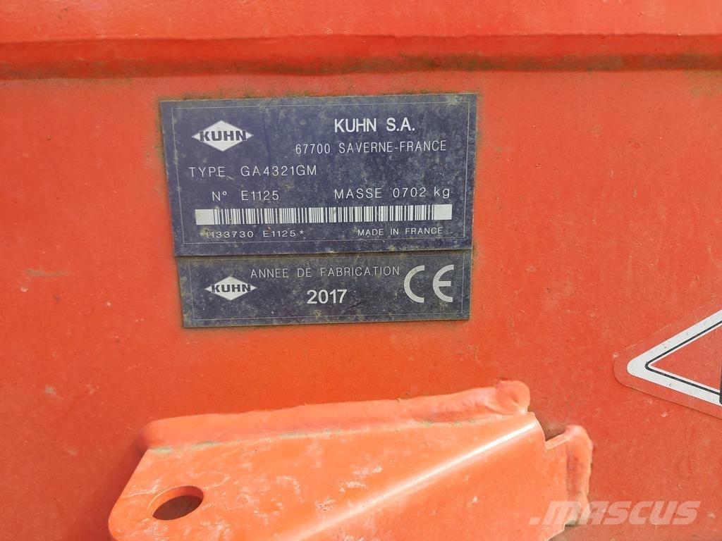 Kuhn 4321 犁耙和摊草机