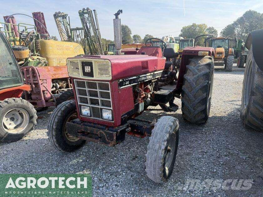 International 724 拖拉机/农用车