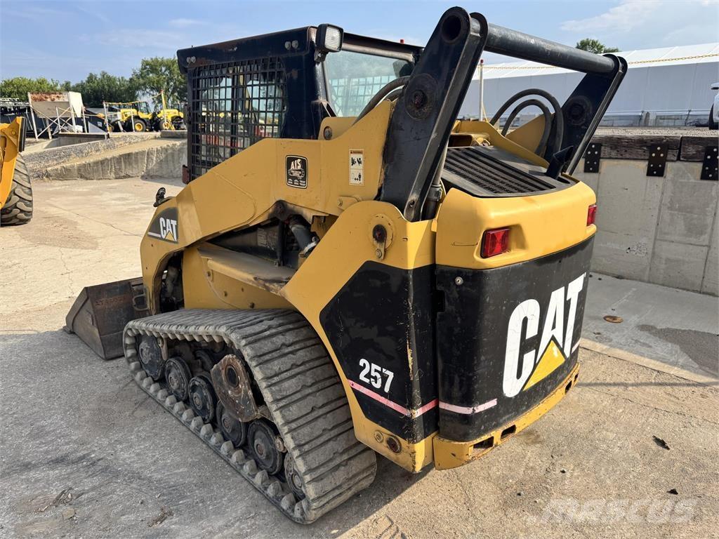 CAT 257 滑移装载机