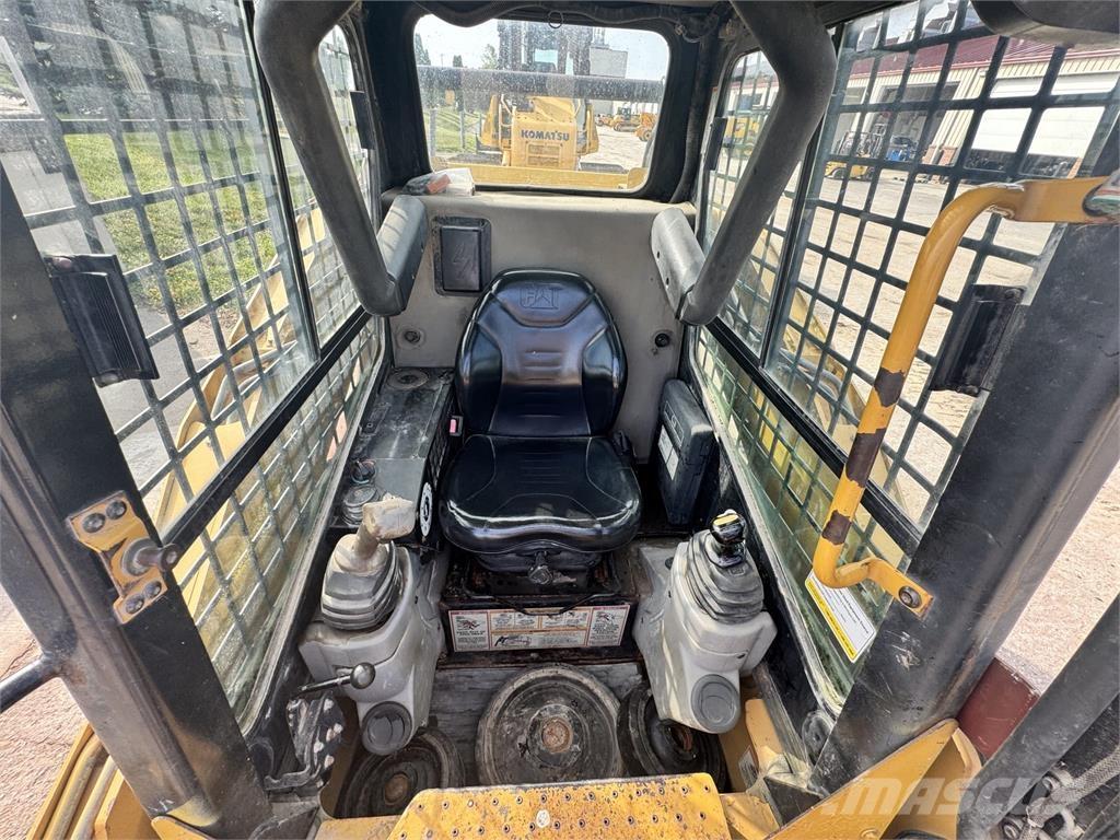 CAT 257 滑移装载机