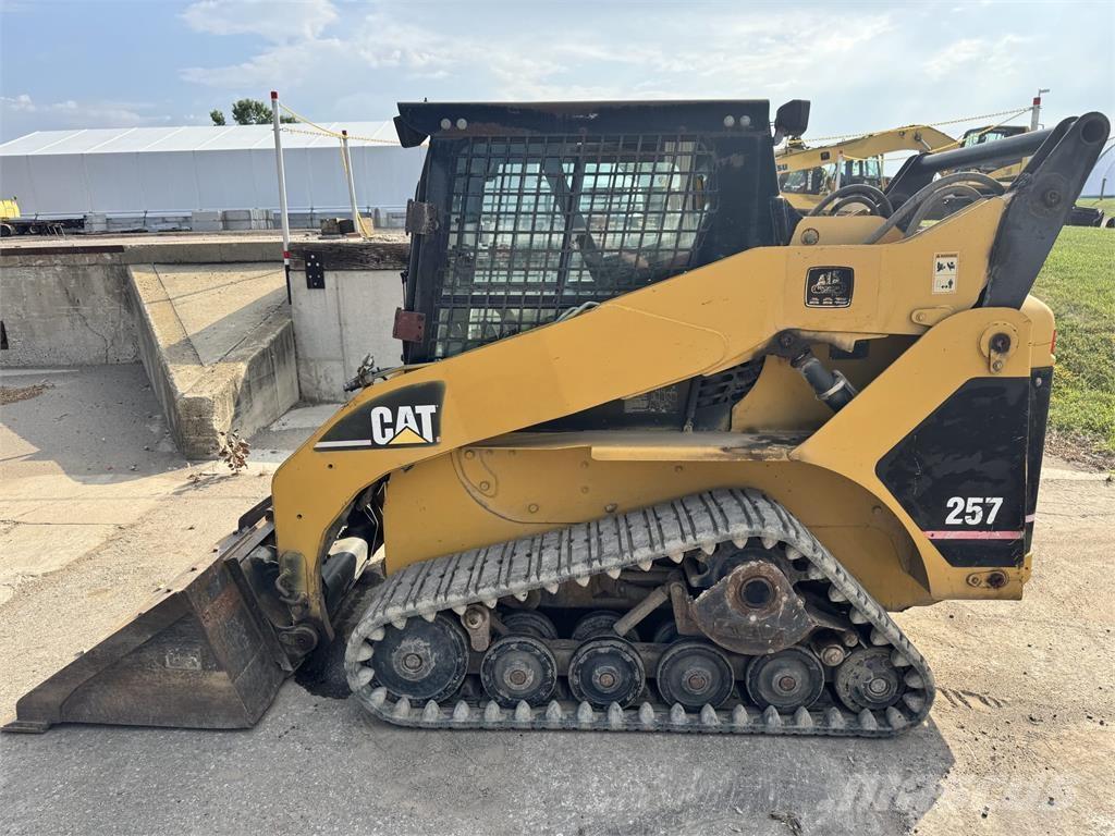 CAT 257 滑移装载机