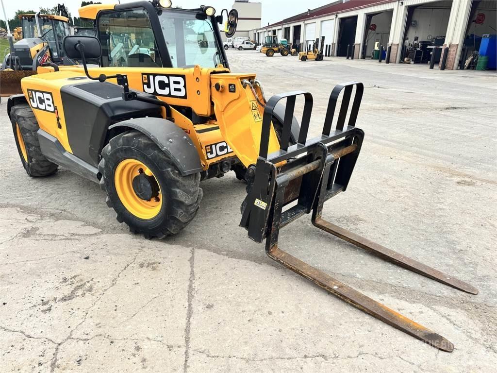 JCB 525-60 伸缩臂叉装车|叉装车