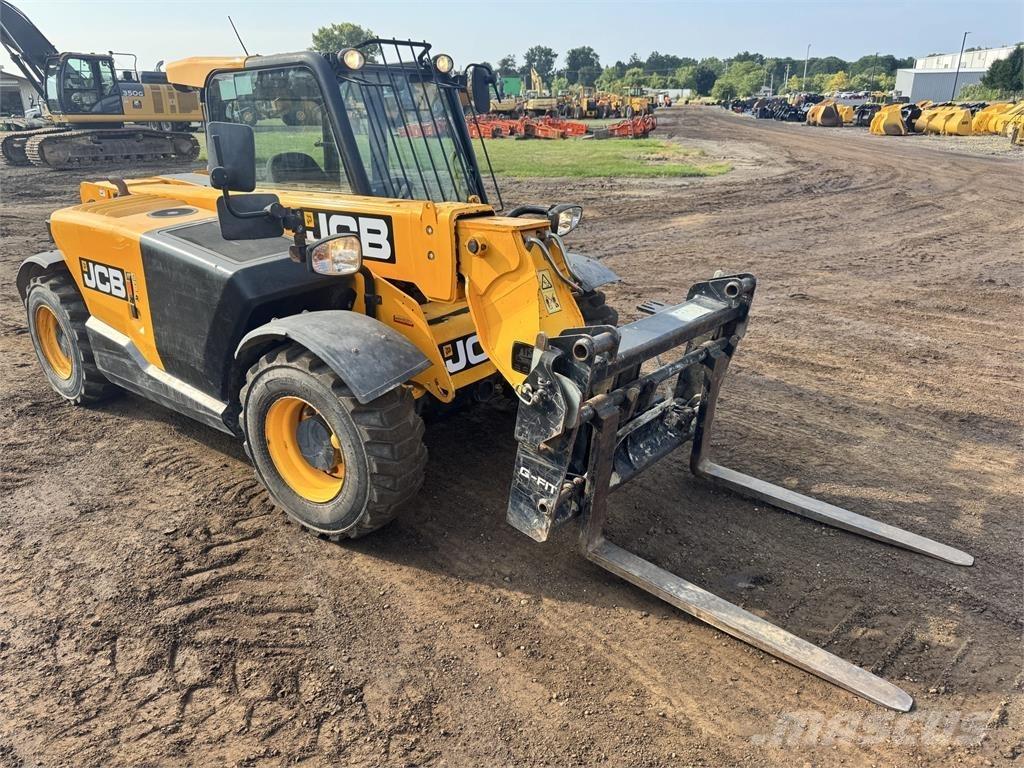 JCB 525-60 伸缩臂叉装车|叉装车